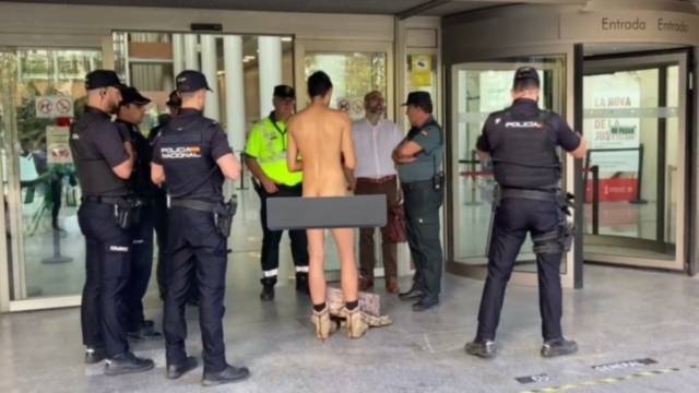 Αλληθώρισαν οι αστυνομικοί: Πρόστιμο σε άνδρα που πήγε γuμνός σε τμήμα για να καταθέσει μήνυση (photo)