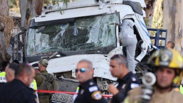 Συγκλονίζει ο οδηγός λεωφορείου για την επίθεση στο Ισραήλ: «Μας χτύπησε με το φορτηγό και μετά προσπάθησε να μαχαιρώσει αστυνομικούς»