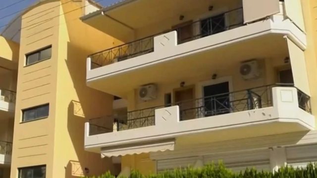 Καμένα Βούρλα: Προφυλακίζεται η 50χρονη οικιακή βοηθός για τη δολοφονία της 84χρονης – Κατέρρευσε στο άκουσα της απόφασης