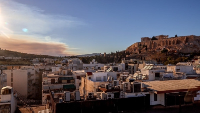 Η Φωτογραφία της Ημέρας: Ο καπνός από τη φωτιά της Κορινθίας πλησιάζοντας την Ακρόπολη…