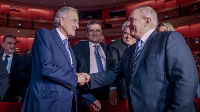 Έστειλαν ξανά το μήνυμα: Νέα κοινή εμφάνιση Καραμανλή-Σαμαρά στα βραβεία του Επαγγελματικού Επιμελητηρίου Αθηνών