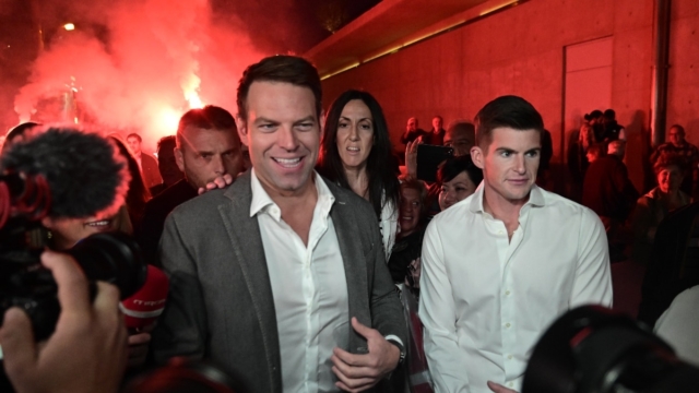 Καπνογόνα, πούλμαν και φωνές: Ο Κασσελάκης έκανε τα νέα του γραφεία… Καραϊσκάκης – Συνοδεία Ταίλερ και πλήθος κόσμου (photos)