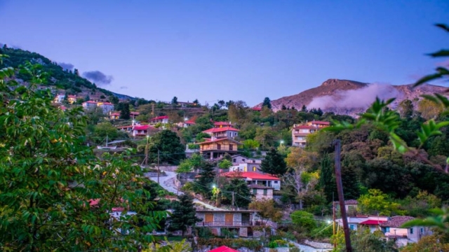 Μυσταγωγική ατμόσφαιρα σε ένα αυθεντικό ορεινό χωριό: Σε απόσταση αναπνοής από την Αττική