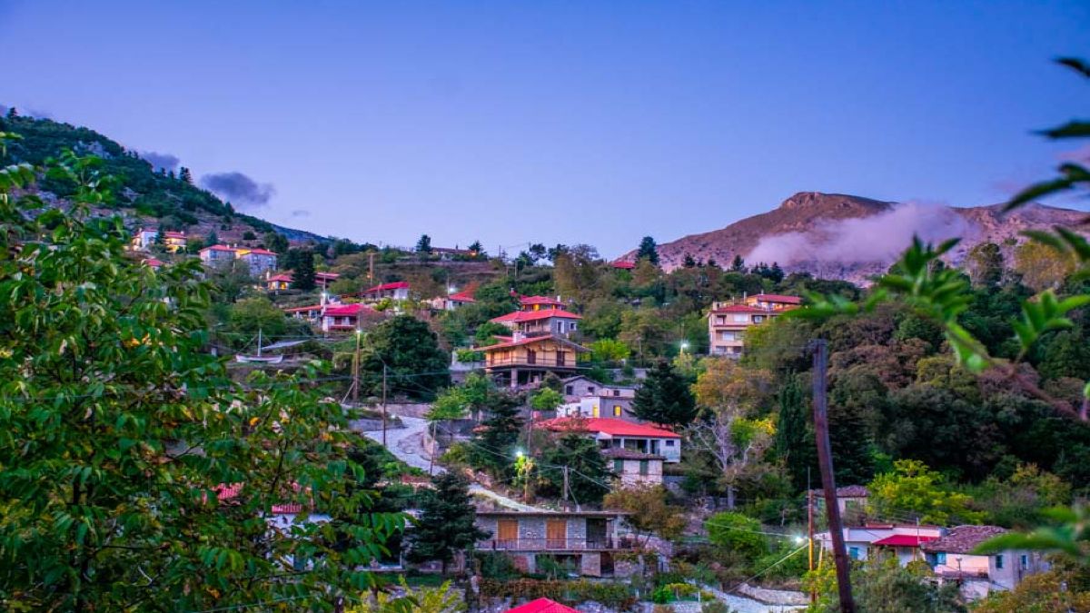Μυσταγωγική ατμόσφαιρα σε ένα αυθεντικό ορεινό χωριό: Σε απόσταση αναπνοής από την Αττική