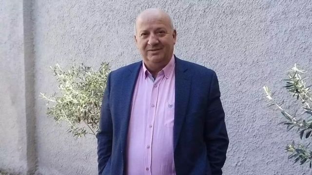 Ράγισαν τα πατώματα από τον Θανάση Κατερινόπουλο: Χόρεψε το πιο βαρύ ζεϊμπέκικο στον γάμο του κουμπάρου του, Πέτρου Κουσουλού (video)