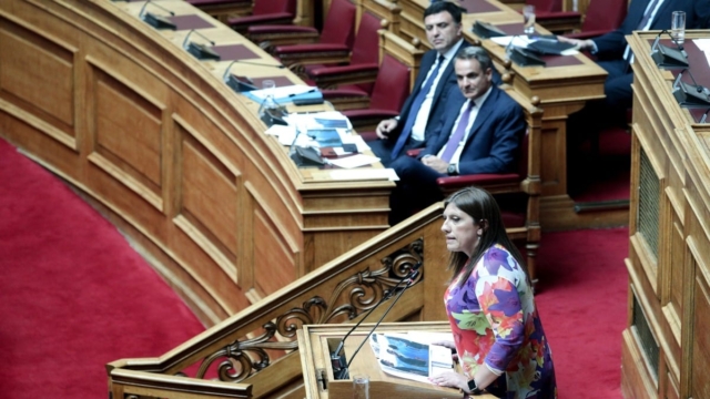 Κυριάκος Μητσοτάκης σε Ζωή Κωνσταντοπούλου: «Δεν σας ακούω, λίγο πιο δυνατά» (video)