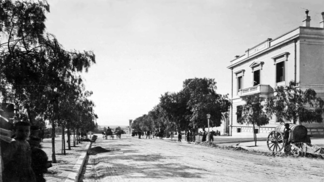 Κουίζ για την παλιά Αθήνα: Αναγνωρίζετε την οδό; Είναι από τις πιο γνωστές