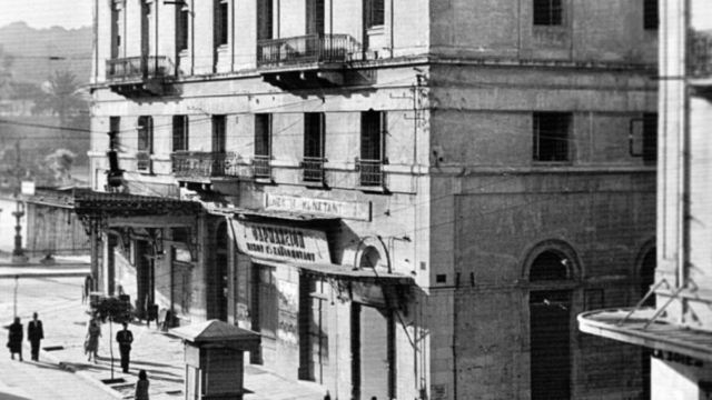 Κουίζ για την παλιά Αθήνα: Αναγνωρίζεις που βρίσκεται το κτίριο της φωτογραφίας;