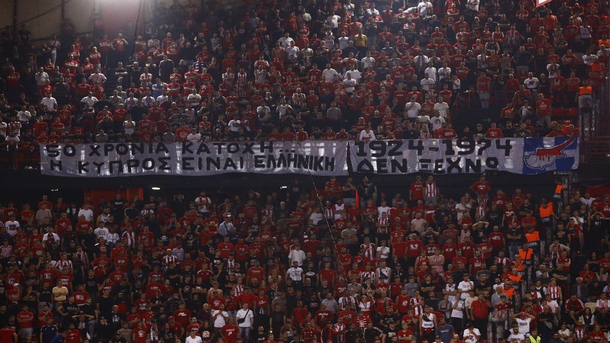 Ελληνικό οπαδικό κίνημα: Μια ιστορία… ανιστόρητων παιδιών που κάνουν και γράφουν ό,τι θέλουν στα γήπεδα!