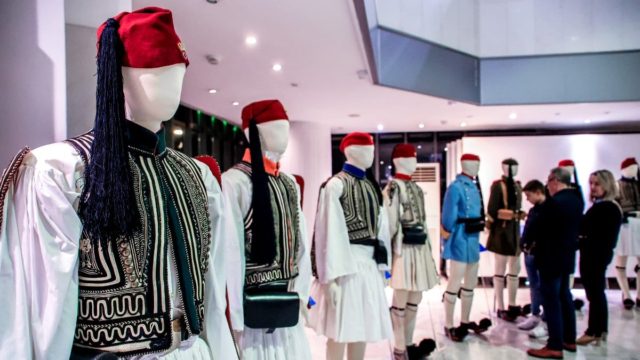 Η φωτογραφία της ημέρας: Εγκαίνια της έκθεσης «Στολές Ευζώνων από το 1821 έως σήμερα» στη Λάρισα