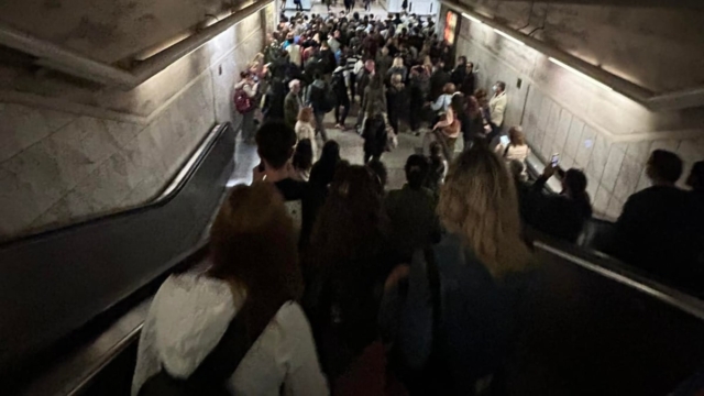 Σκηνές χάους στο μετρό της Αθήνας: Επικίνδυνος συνωστισμός στο Σύνταγμα – «Θα σκοτωθεί κόσμος, ας ακούσει κάποιος»