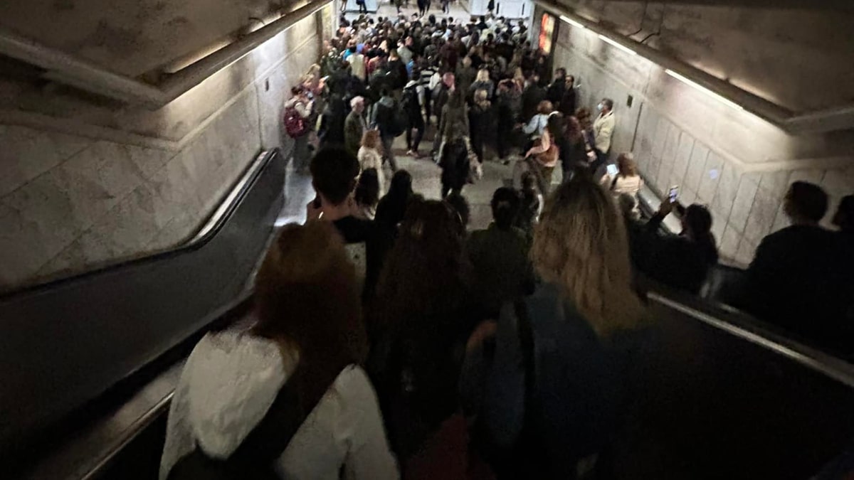Σκηνές χάους στο μετρό της Αθήνας: Επικίνδυνος συνωστισμός στο Σύνταγμα – «Θα σκοτωθεί κόσμος, ας ακούσει κάποιος»