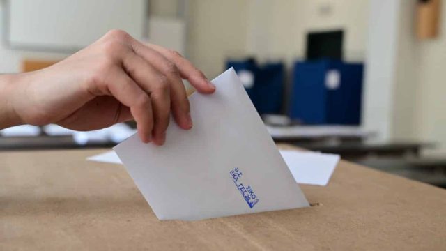 Δημοσκόπηση Metron Analysis: Ανατροπή με τις δημοτικότητες – «Χτύπημα» κάτω από τη μέση για Μητσοτάκη