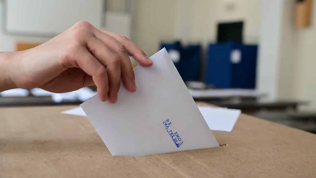 Δημοσκόπηση Metron Analysis: Ανατροπή με τις δημοτικότητες – «Χτύπημα» κάτω από τη μέση για Μητσοτάκη