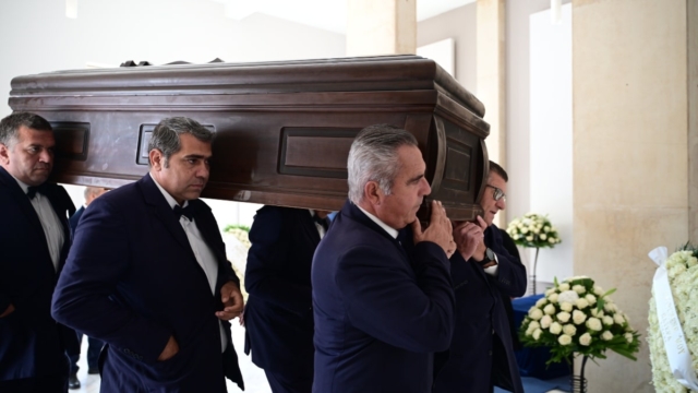 Αυλαία για τον Μίμη Πλέσσα: Λαϊκό προσκύνημα για τον ανεπανάληπτο μουσικοσυνθέτη – Έφτασε η σορός του στο Α’ Νεκροταφείο (photos)