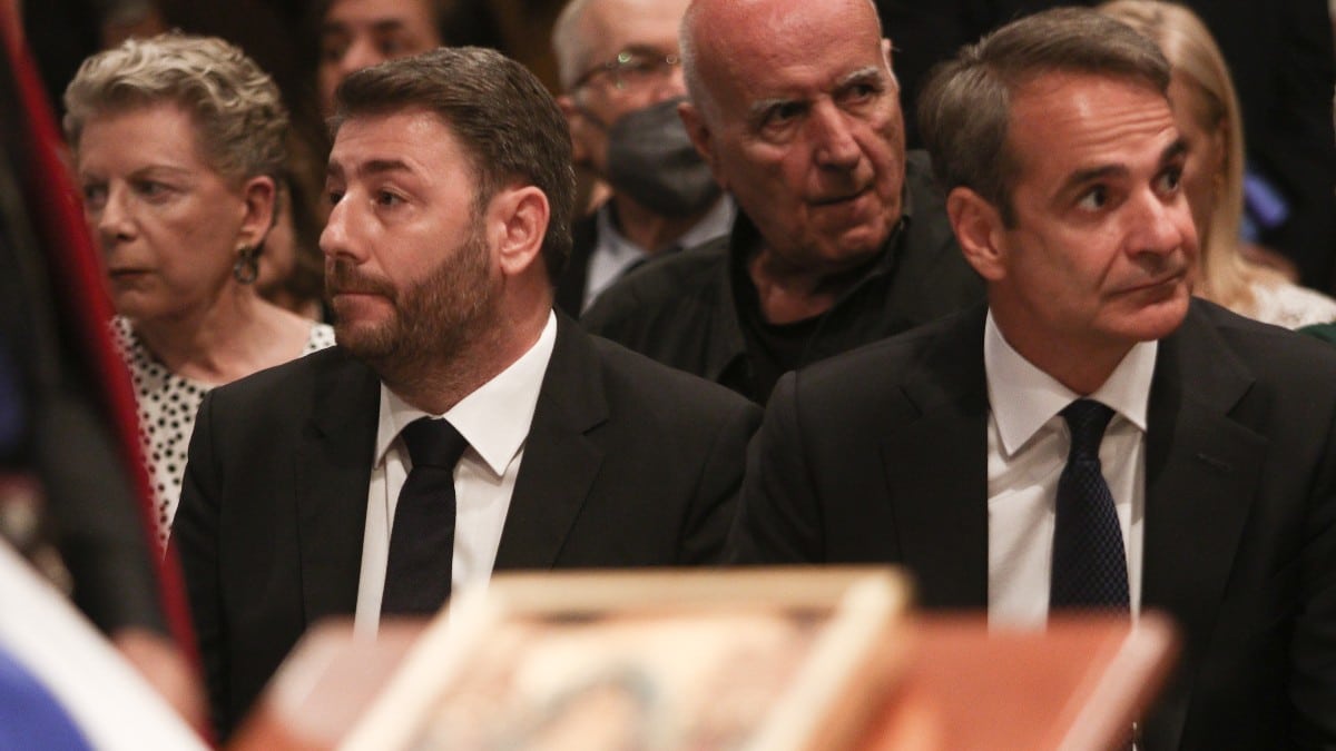 Ο παλιός… ορθόδοξος δικομματισμός επιστρέφει στη Βουλή: Η επάνοδος του ΠΑΣΟΚ και η τακτική Μητσοτάκη