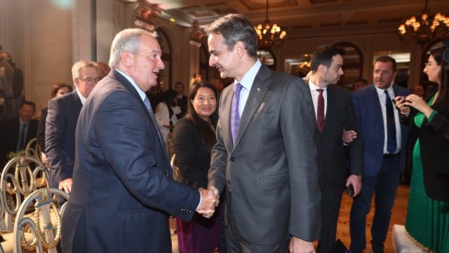 «Ψήνεται» συνάντηση για να «σβήσει η φωτιά»: Ανακωχή ανάμεσα σε Μητσοτάκη και Καραμανλή;