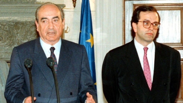 Δεν είναι η πρώτη φορά για τον Αντώνη Σαμαρά: Όταν πριν από 31 χρόνια «έριχνε» την κυβέρνηση του Κωνσταντίνου Μητσοτάκη