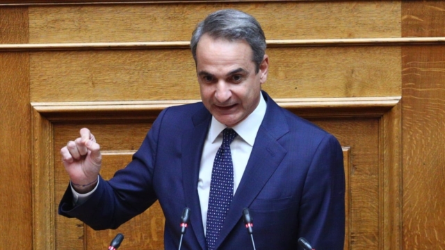 Μάζεψε τα «μπογαλάκια» του και εξαφανίστηκε: Ο Μητσοτάκης αποχώρησε από τη Βουλή όταν ανέβηκε στο βήμα ο Παππάς