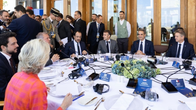 Ποιός υπουργός της κυβέρνησης απαιτεί να κλείνουν τα καταστήματα όταν εκείνος ψωνίζει;