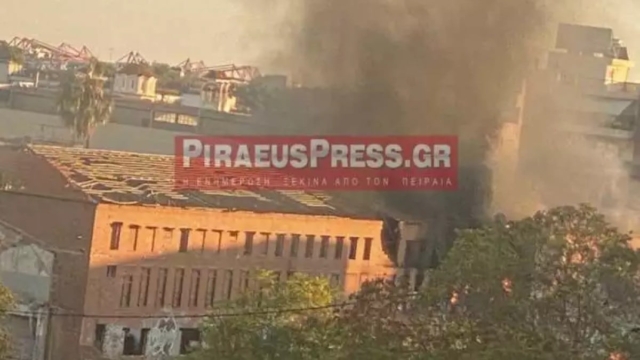 Φωτιά σε εγκαταλελειμμένο κτήριο στη Νίκαια – Μεγάλη κινητοποίηση της Πυροσβεστικής