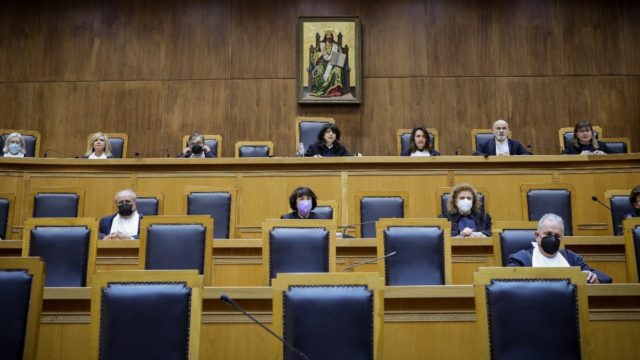 Υπόθεση Novartis: Βγαίνουν… οι κουκούλες – Η άρση προστασίας των προστατευόμενων ανεβάζει το πολιτικό «θερμόμετρο»