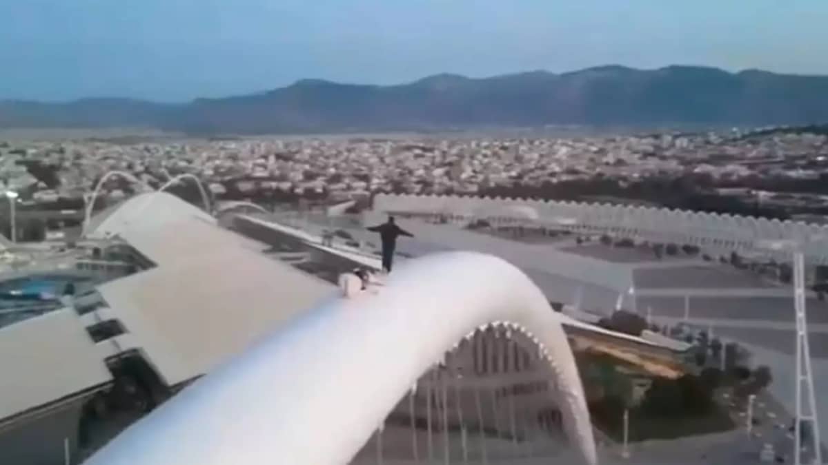 Νεαροί ανέβηκαν και περπάτησαν στο στέγαστρο Καλατράβα – Κοιμήθηκαν ένα βράδυ στο ΟΑΚΑ, σε ύψος 80 μέτρων