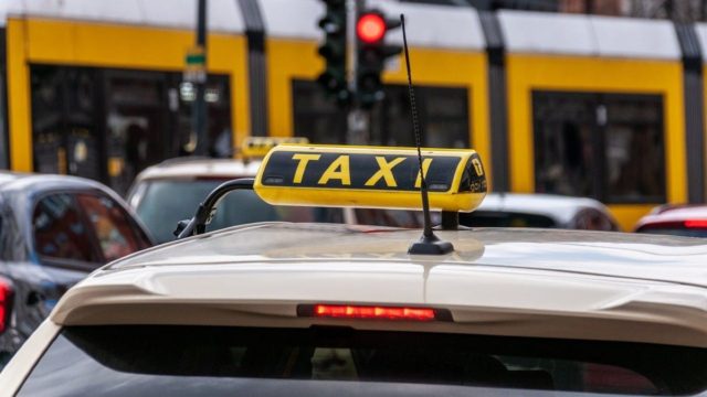 Σοκ στο Περιστέρι: «Μωρή π…, θα μου το πληρώσεις» – Οδηγός ταξί προσπάθησε να πνίξει την πρώην σύντροφό του (video)