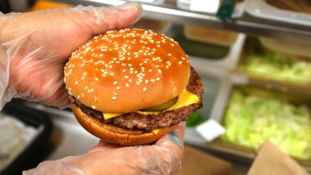 Παγκόσμιος σάλος για τα κρεμμύδια των McDonald’s στις ΗΠΑ: Υπεύθυνα για το θάνατο ενός ανθρώπου, αρρώστησαν άλλοι 90