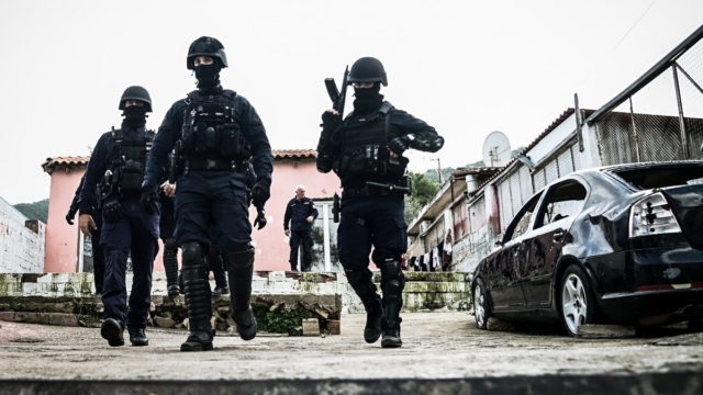 Ασφάλεια, τεχνολογία και ανθρώπινα δικαιώματα: Σε ποιες περιοχές αστυνομικοί θα έχουν στις στολές τους κάμερες