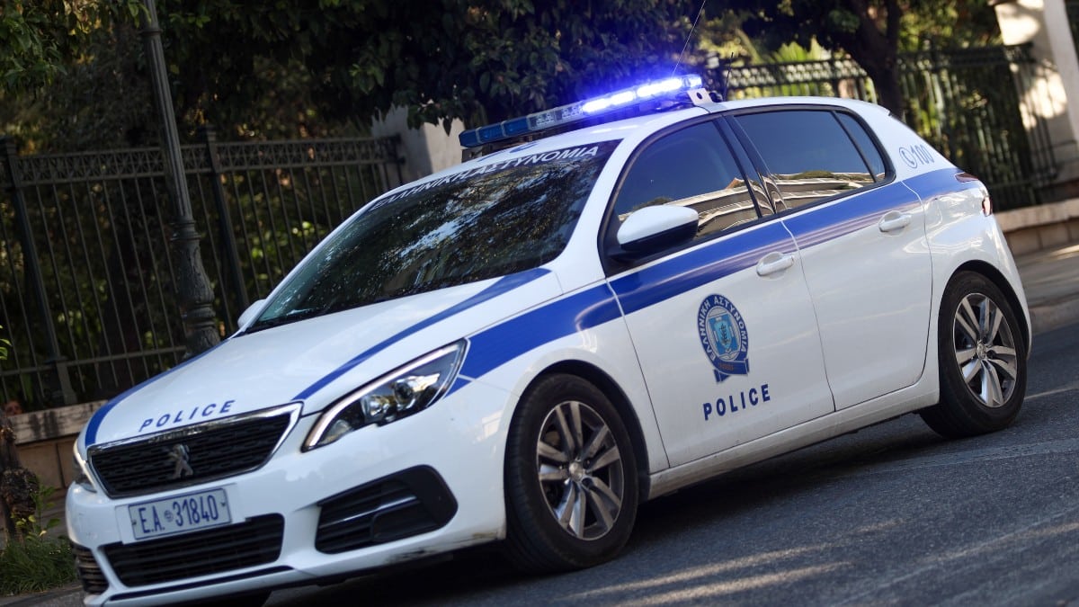 Συναγερμός στο κέντρο της Αθήνας: Εντοπίστηκε ύποπτο αυτοκίνητο με όπλα και εκρηκτικά – Κλειστή η Σωκράτους, 2 συλλήψεις