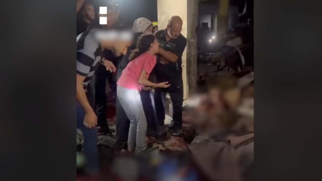 Αυτό είναι ο πόλεμος: Ένα κορίτσι ουρλιάζει πάνω από τα διαμελισμένα κομμάτια του πατέρα της (video)