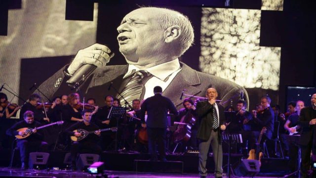 «Πάντα γελαστοί και γελασμένοι»: Ελάχιστοι γνωρίζουν σήμερα την τραγική ιστορία που κρύβεται πίσω από το τραγούδι του Δημήτρη Μητροπάνου