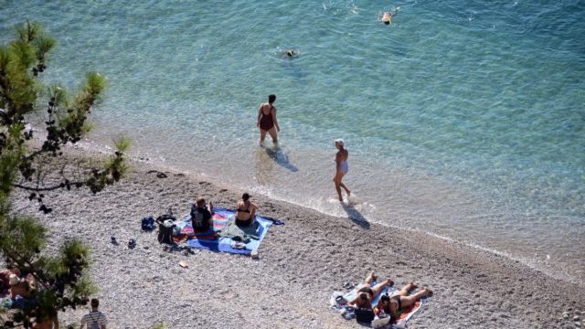 Η φωτογραφία της ημέρας: Για… μπανάκι στο τριήμερο της 28ης Οκτωβρίου