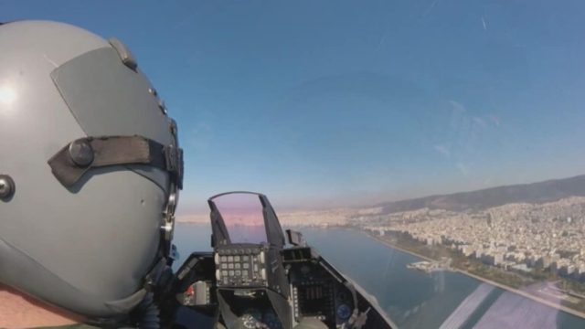 28η Οκτωβρίου: Το συγκλονιστικό μήνυμα του σμηναγού Σωτηρίου πάνω από τη Θεσσαλονίκη – «Χρωστάμε σε όσους ήρθαν, πέρασαν, θα έρθουν, θα περάσουν» (video)