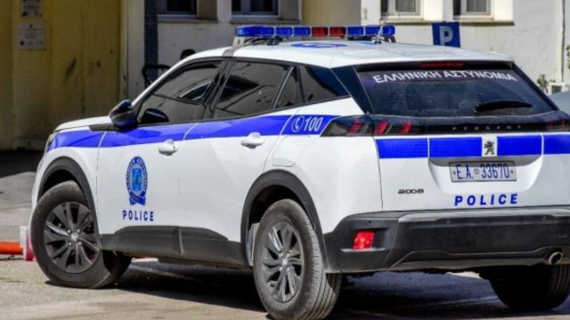 Άγρια συμπλοκή μεταξύ νεαρών με μαχαίρια στη Γλυφάδα: Ένας 24χρονος σοβαρά τραυματισμένος στην κοιλιά