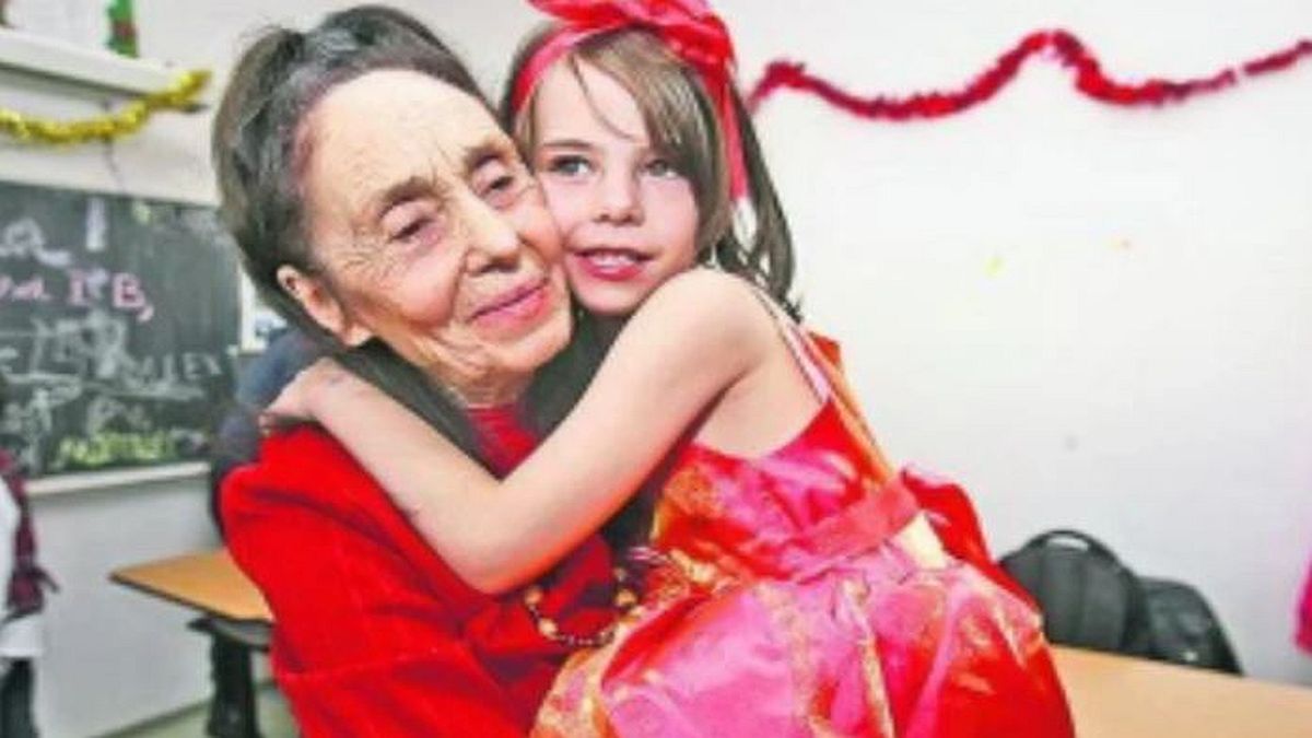 «Όλοι με καταδίκασαν επειδή έγινα μητέρα στα 66. Σήμερα είμαι 81 και καμαρώνω τη 15χρονη κόρη μου»