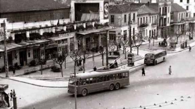 Κουίζ για την Παλιά Αθήνα: Κι όμως αυτός ο δρόμος σήμερα είναι γεμάτος με αυτοκίνητα και μαγαζιά – Σίγουρα έχεις πιει τον καφέ σου!