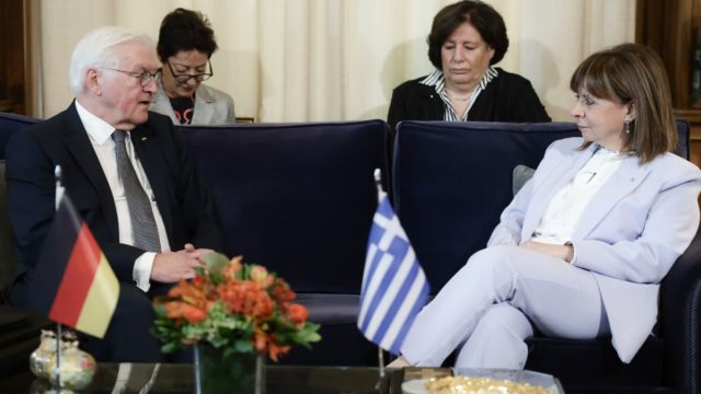 «Δηλητήριο» Σταϊνμάιερ σε Σακελλαροπούλου για τις γερμανικές αποζημιώσεις: «Για μας το θέμα θεωρείται λήξαν…»