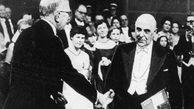 24/10/1963: «Ο τυραννισμένος από το φόβο κόσμος χρειάζεται την ποίηση» – Όταν ο Γιώργος Σεφέρης τιμήθηκε με το Νόμπελ Λογοτεχνίας