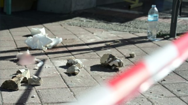 Άγιοι Ανάργυροι: Στο χειρουργείο η 15χρονη που έπεσαν σοβάδες στο κεφάλι της σε στάση λεωφορείου (photos)