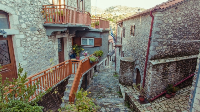 100% πληρότητα την 28η Οκτωβρίου: Το αριστοκρατικό χωριό της Αρκαδίας φωλιασμένο σε ένα καταπράσινο δάσος!