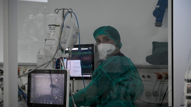 Συναγερμός στην Κρήτη: Ποιος είναι ο υπερμεταδοτικός νοροϊός που έστειλε 43 νεαρούς στο νοσοκομείο