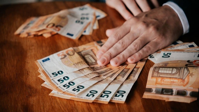 «Καταιγίδα» χρημάτων: Όλες οι πληρωμές μέχρι τέλος του 2024 – Ποιοι θα πάρουν αναδρομικά;