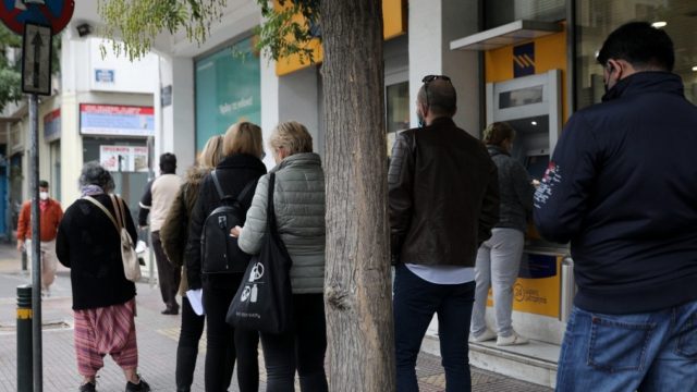 Ανάσα με αυξήσεις μισθών και συντάξεων: Το νομοσχέδιο-σκούπα επαναφέρει τα χαμόγελα σε εργαζόμενους, ελεύθερους επαγγελματίες