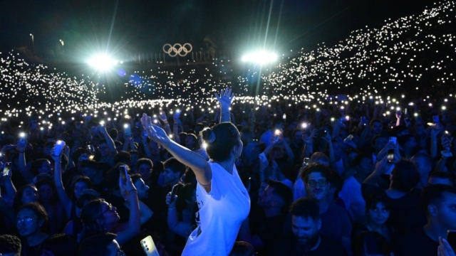 Η φωτογραφία της ημέρας: Νύχτες σαν κι αυτή στο Καλλιμάρμαρο για τα Τέμπη…