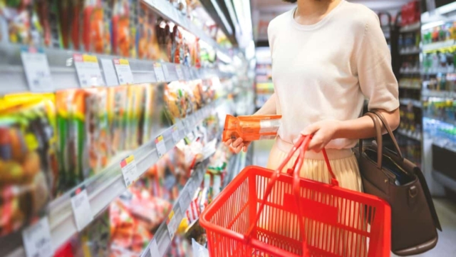Ακρίβεια: Αύξηση 63,5% στα βασικά τρόφιμα σε σχέση με το 2021!