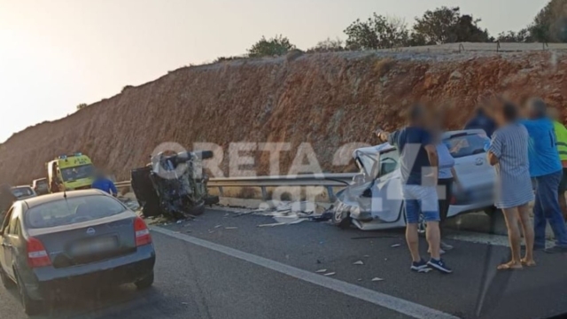 Θανατηφόρο τροχαίο στην Κρήτη: Μία νεκρή και 7 τραυματίες σε σφοδρή μετωπική σύγκρουση οχημάτων (video)