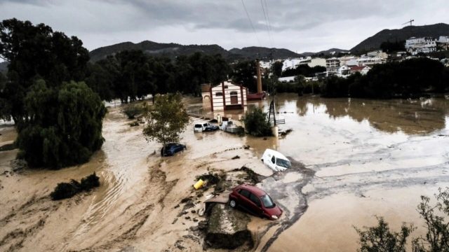 «Υδάτινη» Αποκάλυψη στη Βαλένθια: Πάνω από 140 οι νεκροί, εφιαλτικές εικόνες μετά τις πλημμύρες