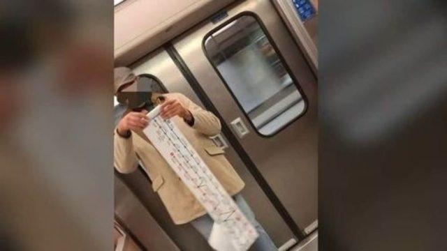 Απίστευτο κι όμως…ελληνικό: Επιβάτης παίρνει ως σουβενίρ τον χάρτη με τις στάσεις του μετρό